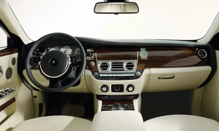 Technisch-basiert-der-200-EX-auf-der-Langversion-des-BMW-7ers-Innen-sieht-man-davon-aber-wenig-Unter-der-Haube-werkelt-ein-BMW-Zwoelfzylinder-der-im-Herbst-auch-im-Siebener-zum-Einsatz-kommen-soll