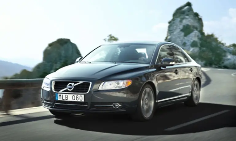 Mit-einem-Facelift-beglueckt-Volvo-den-S80-Am-Design-hat-man-hingegen-nur-leicht-Hand-angelegt-Die-Motoren-wurden-hingegen-durch-die-Bank-verbrauchsoptimiert-Verbesserte-Fahrdynamik-liefert-ein-strafferes-Fahrwerk