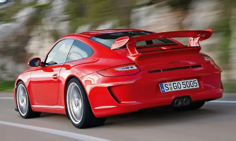 Der-rasante-Sprint-endet-erst-bei-312-km-h-Im-mittleren-Drehzahlbereich-verspricht-Porsche-einen-deutlichen-Zuwachs-an-Drehmoment-Diese-Kraft-versuchen-Sicherheitssysteme-darunter-das-neue-Porsche-Stability-Management-zu-baendigen