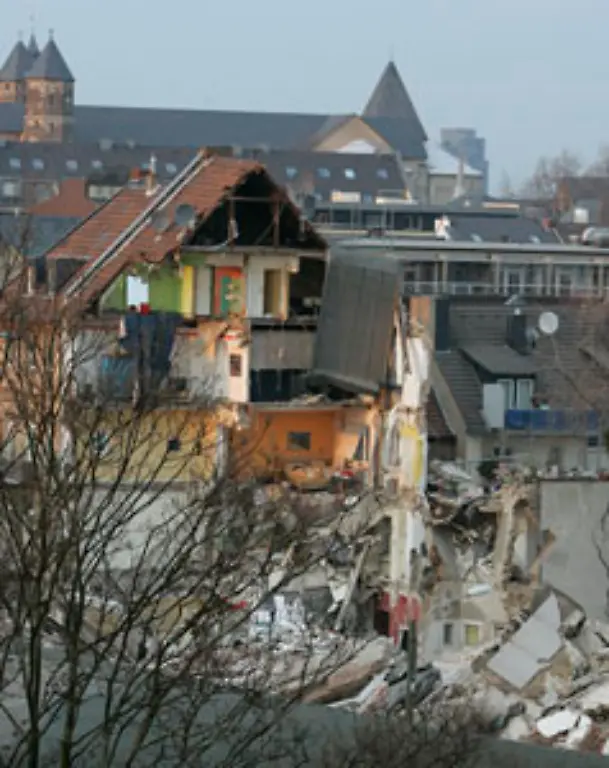 Zwei-Menschen-werden-in-den-Truemmern-vermutet