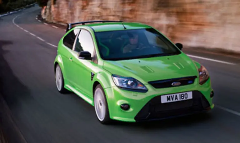 Der-Ford-Focus-RS-ist-ein-brachiales-Stueck-Auto-305-PS-hat-Ford-dem-Focus-zugemutet-Damit-ist-er-der-staerkste-Fronttriebler-auf-dem-Markt-Der-2-5-Liter-Motor-hat-ein-Drehmoment-von-440-Newtonmetern