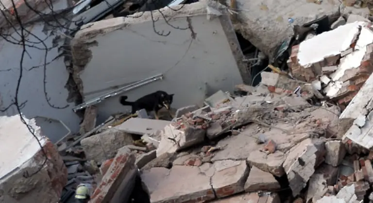 Dann-gab-es-wie-Augenzeugen-berichten-einen-Riesenkrach-Eine-mehrere-Stockwerke-hohe-Staubwolke-verhuellte-die-Strasse