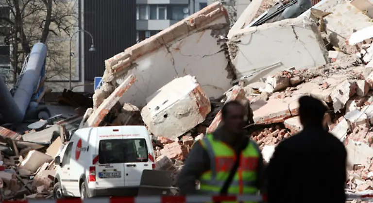 Die-Truemmer-stuerzten-auch-auf-die-Strasse-und-eine-nahe-gelegene-U-Bahn-Baustelle