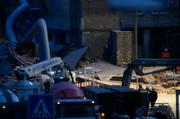 In-der-Nacht-zum-Mittwoch-bahnten-sich-die-Rettungskraefte-einen-Weg-ueber-die-Rueckseite-des-Gelaendes-zu-der-Ungluecksstelle