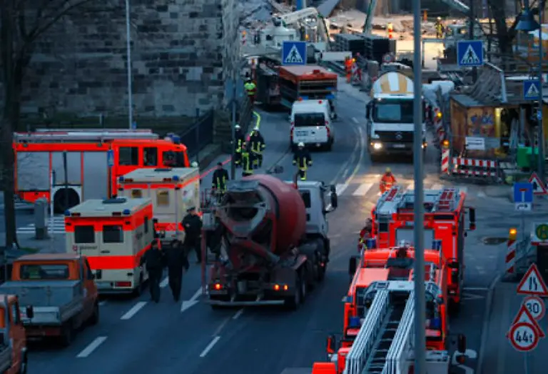 Dazu-wurden-mehrere-Garagen-abgerissen-und-eine-kuenstliche-Rampe-errichtet