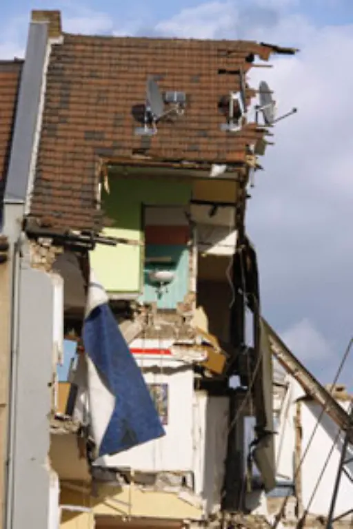 Raeumfahrzeuge-und-ein-Kran-muessen-zunaechst-die-Dachreste-der-Nebengebaeude-abtragen