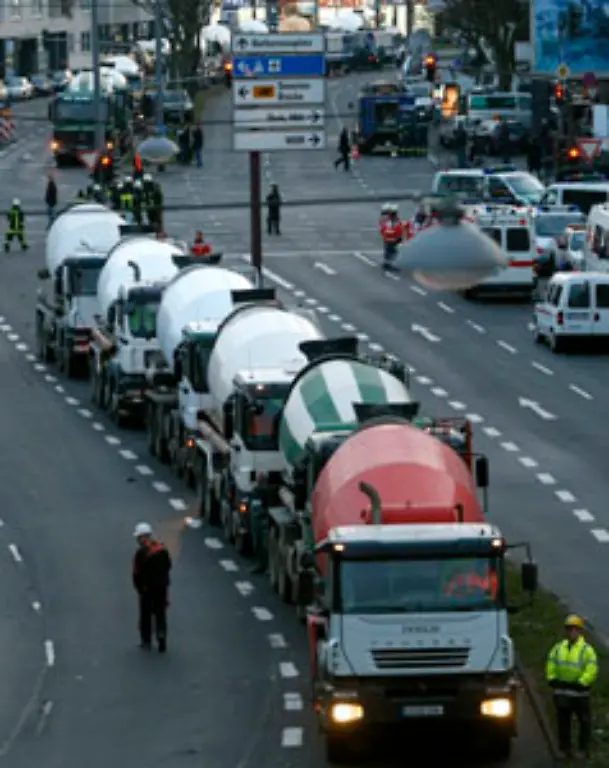 Hunderte-Kubikmeter-Beton-wurden-bereits-in-die-Grube-gepumpt-um-die-Ungluecksstelle-zu-stabilisieren