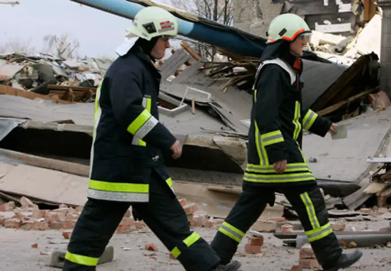 Sie-sind-inzwischen-zu-einem-weitgehend-unbeschaedigten-Anbau-des-Archivs-vorgedrungen-aus-dessen-Keller-sie-nun-Archivmaterial-bergen