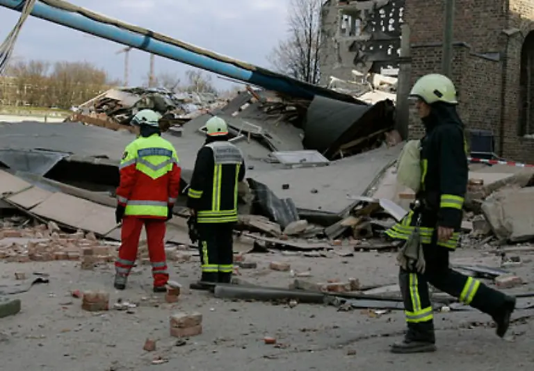 Die-Einsturzstelle-wird-mit-Planen-abgedeckt-um-das-noch-intakte-Archivmaterial-vor-Regen-zu-schuetzen