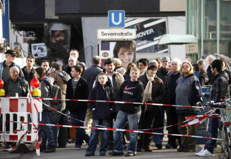 Koelns-Oberbuergermeister-Fritz-Schramma-stellt-ummittelbar-nach-dem-Unglueck-den-Weiterbau-der-neuen-U-Bahn-Linie-unter-der-Altstadt-infrage