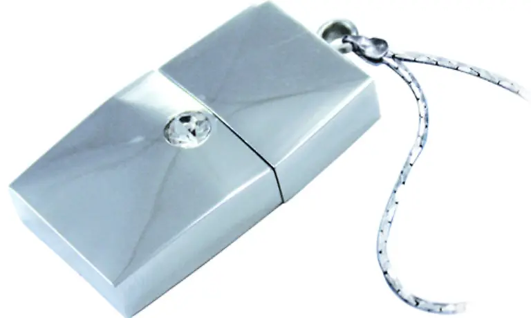 USB-Speicher-als-edle-Kettenanhaenger