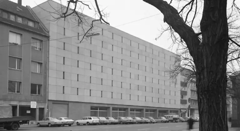 In-das-nun-eingestuerzte-Gebaeude-in-der-Suedstadt-zog-das-Stadtarchiv-im-Jahr-1971-ein-Das-Gedaechtnis-der-Stadt-Koeln-umfasst-65-000-Urkunden-ab-dem-Jahr-922-104-000-Karten-und-Plaene-50-000-Plakate-und-rund-eine-halbe-Million-Fotos