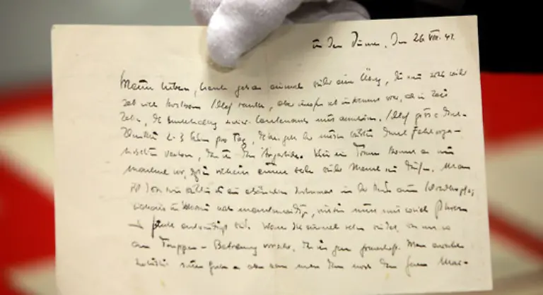 Daneben-lagern-im-Archiv-Hinterlassenschaften-historischer-Persoenlichkeiten-wie-des-Komponisten-Jacques-Offenbach-und-des-Literatur-Nobelpreistraegers-Heinrich-Boell-hier-ein-Brief-Boells-an-seine-Eltern-und-Geschwister-aus-dem-Jahr-1943