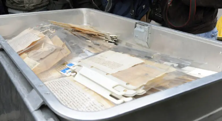 Volker-Hingst-Leiter-der-Papierrestaurierung-im-Restaurierungszentrum-Brauweiler-vor-den-Toren-Koelns-rechnet-mit-bis-zu-30-Jahren-fuer-die-Wiederherstellung-der-Dokumente