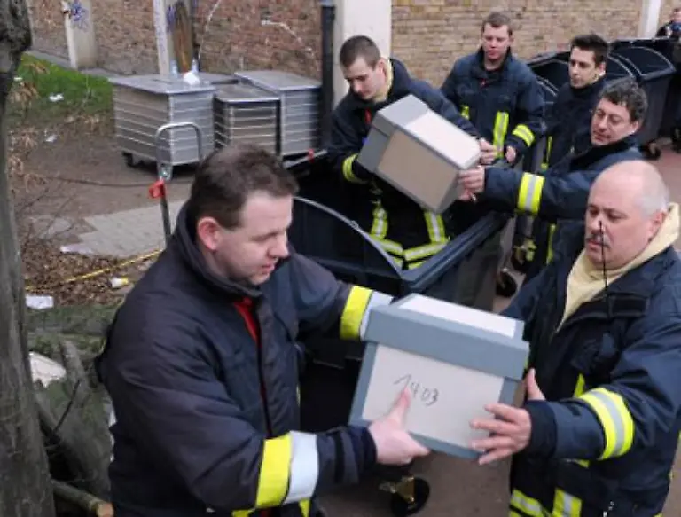 Eine-ganze-Generation-von-Papierrestauratoren-wird-sich-damit-beschaeftigen-muessen-schaetzt-Hingst