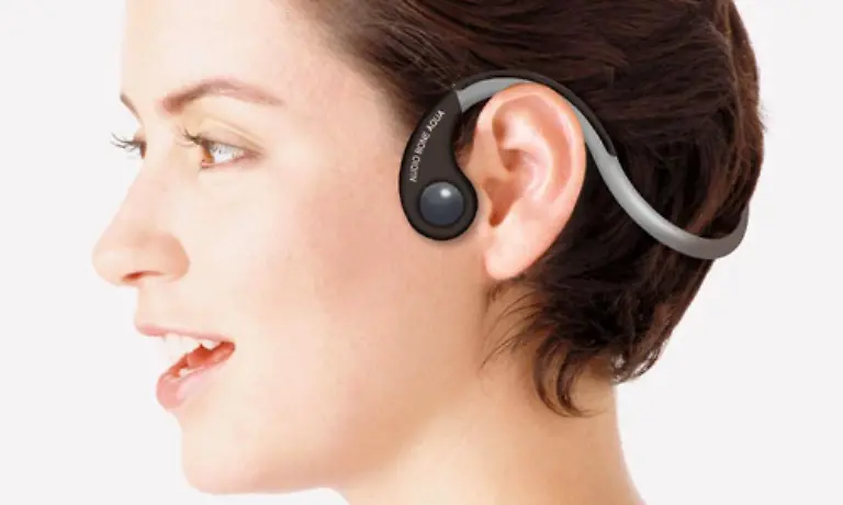 Dass-man-Toene-auch-ueber-Knochen-hoeren-kann-beweist-der-Kopfhoerer-Audio-Bone-Aqua