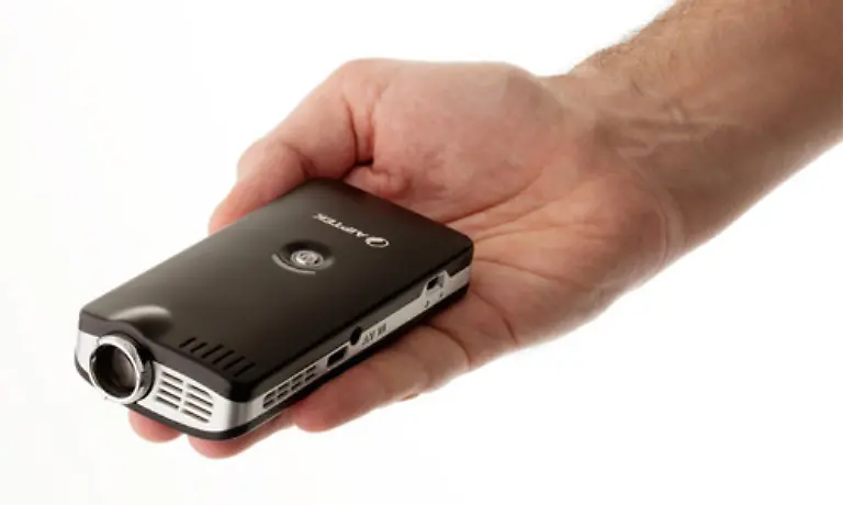 Aiptek-stellt-eien-neuen-Mini-Beamer-vor-Der-PocketCinema-T10-soll-immerhin-eine-Bilddiagonale-von-bis-zu-127-cm-schaffen