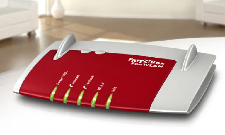 Und-auch-die-Fritz-Box-zeigt-sich-auf-der-CeBIT-in-einer-neuen-Version-Die-7390-unterstuetzt-ADSL-und-VDSL-bis-100-Megabit-pro-Sekunde-Bandbreite-Sie-ist-eine-DECT-Basisstation-hat-2-GB-internen-Speicher-und-kann-als-UMTS-Router-eingesetzt-werden