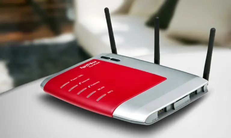 Weil-die-neue-Box-erst-im-dritten-Quartal-in-den-Handel-kommt-hat-AVM-auch-fuer-Besitzer-der-aktuellen-7270-ein-CeBIT-Schmankerl-parat-Durch-ein-Firmware-Update-wird-sie-zum-UMTS-Router