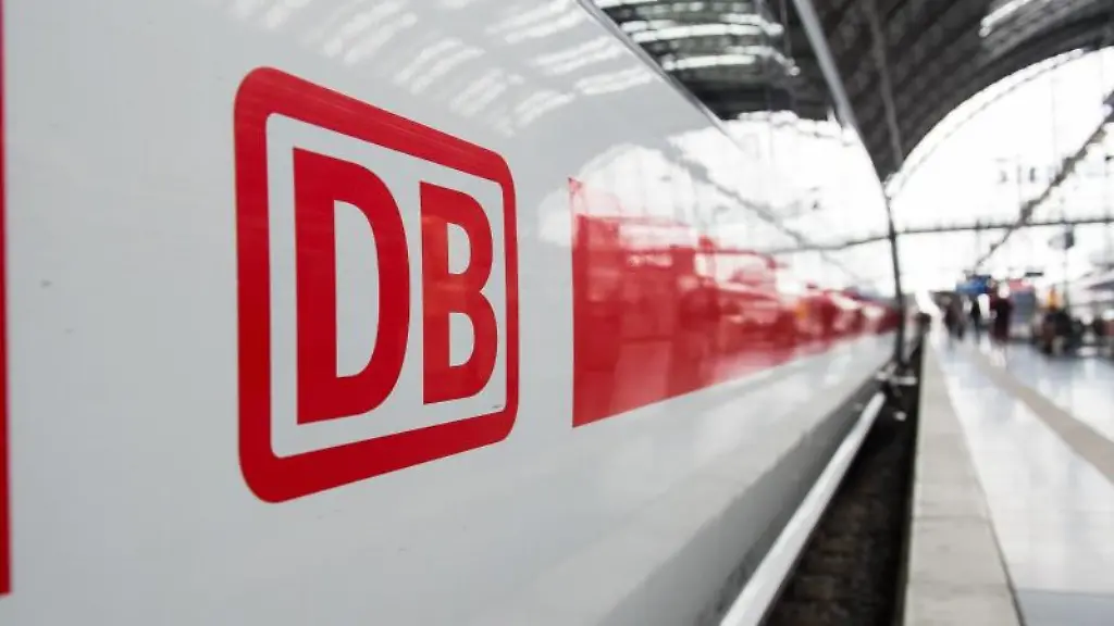 Das-Logo-der-Deutschen-Bahn-ist-auf-einem-ICE-zu-sehen
