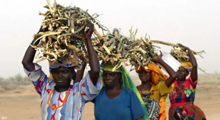 Fuer-Frauen-ist-das-Verlassen-des-Lagerbereichs-etwa-um-Brennholz-zum-Kochen-zu-suchen-immer-noch-extrem-gefaehrlich