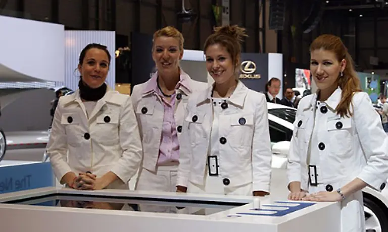 Uebrigens-muessen-die-Damen-auf-dem-Genfer-Autosalon-nicht-immer-mit-nackter-Haut-locken-Diese-hier-ueberzeugen-mit-kompetenter-Beratung-und-Information