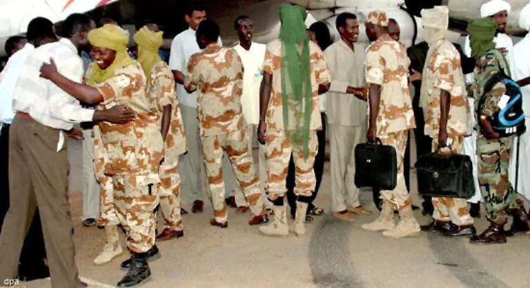 Mehr-noch-Seitdem-die-sudanesische-Regierung-mit-einer-Fraktion-einer-Rebellengruppe-der-Sudanesischen-Befreiungsarmee-unter-Minni-Arcua-Minnawi-im-Fruehling-2006-ein-Friedensabkommen-unterzeichnet-hat