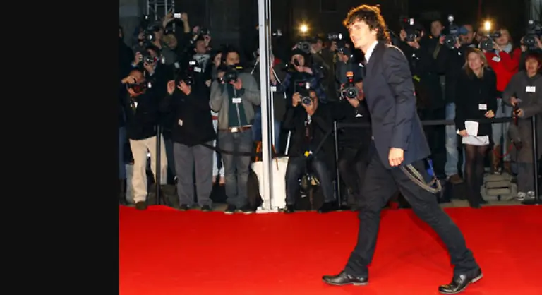 Orlando-Bloom-hatte-leider-wenig-Zeit-oder-musste-er-ganz-dringend-mal-wohin-weil-die-Hosentraeger-schon-runtergelassen-waren