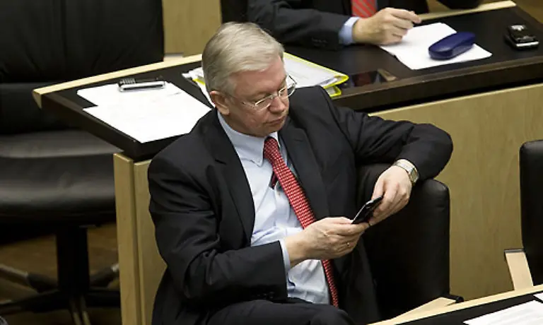 Auch-in-der-Union-gibt-es-Streit-Der-hessische-Ministerpraesident-Roland-Koch-griff-Bundeswirtschaftsminister-Karl-Theodor-zu-Guttenberg-und-Innenminister-Wolfgang-Schaeuble-an-die-eine-Insolvenz-des-Autobauers-ins-Gespraech-gebracht-hatten