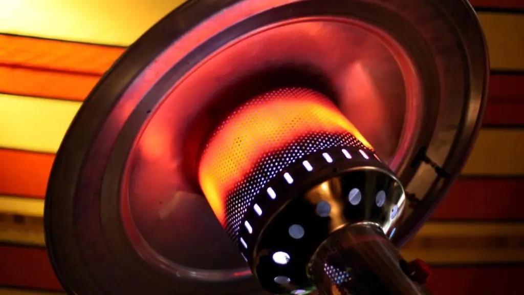 Ein-Heizstrahler-im-Aussenbereich-eines-Restaurants