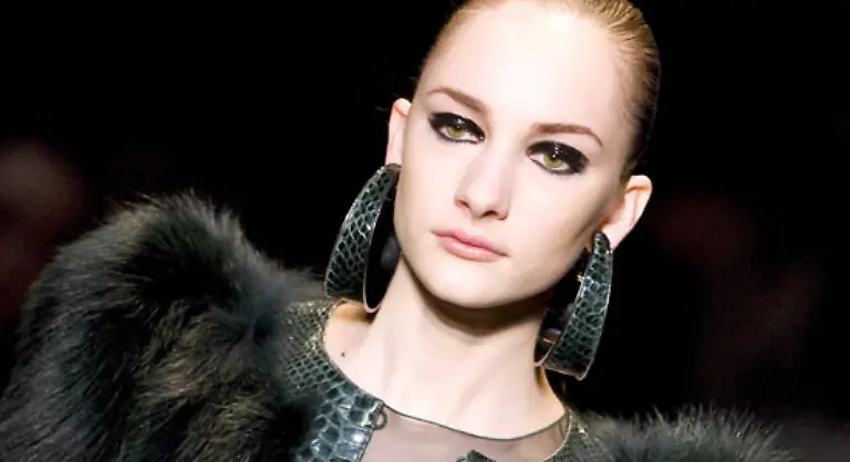 Erstmal-zur-ernsthaften-Mode-Paris-lockt-gleich-zu-Beginn-der-Prt-Porter-Schauen-der-Damenmode-fuer-Herbst-Winter-2009-10-mit-einem-glitzernden-Kaleidoskop-von-Kollektionen