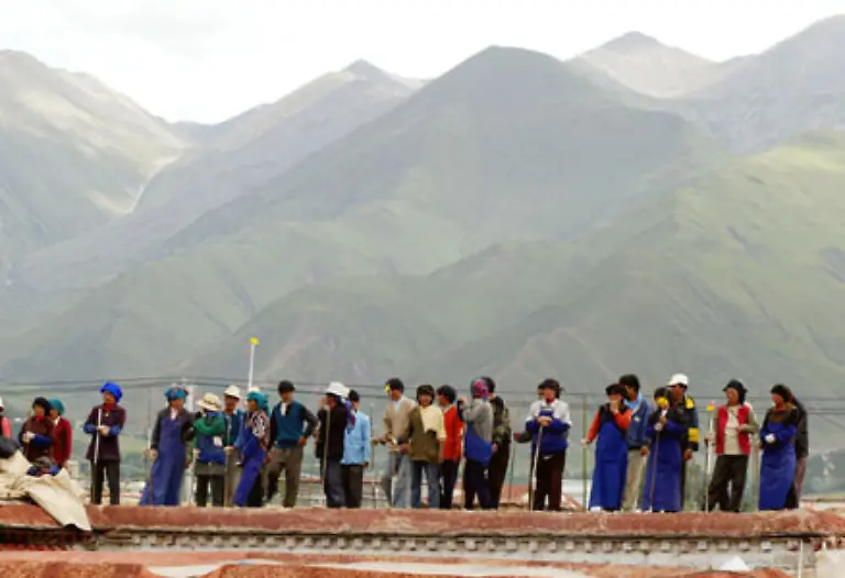 Bis-in-das-18-Jahrhundert-hat-Tibet-keine-festen-Grenzen-Die-widrigen-Umweltbedingungen-die-duenne-Besiedlung-die-Armut-an-Rohstoffen-und-Waren-bieten-wenig-Anreize-das-Land-zu-besuchen-oder-gar-zu-erobern