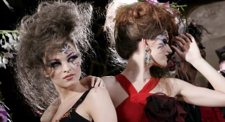 Waehrend-die-Mailaender-Designer-sich-bei-ihren-Schauen-in-der-vergangenen-Woche-auf-eine-elegante-Linie-mit-skulpturalen-Formen-geeinigt-zu-haben-schienen-gab-es-bei-den-Franzosen-bisher-ein-modisches-Allerlei