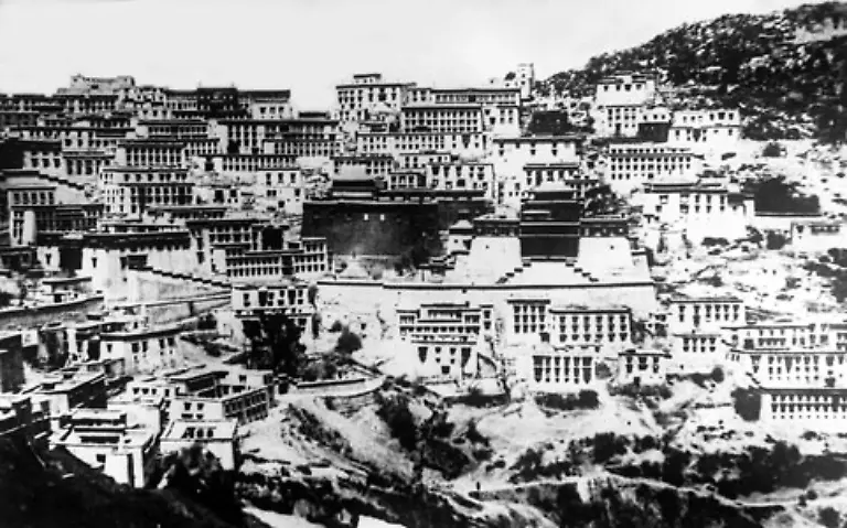 Der-inneren-Autonomie-steht-immer-wieder-eine-aeussere-Schutzbeduerftigkeit-gegenueber-die-im-Laufe-der-Geschichte-durch-Mongolen-Chinesen-oder-Briten-gewaehrleistet-wird