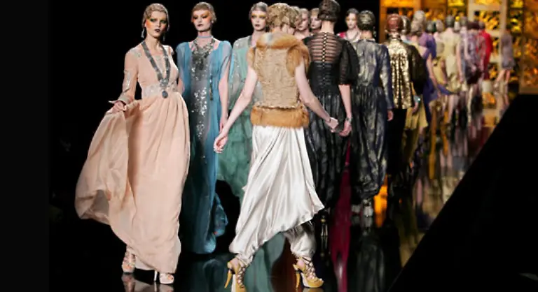 John-Galliano-liess-sich-in-seiner-Kollektion-fuer-Dior-vom-Orient-inspirieren-und-schickte-sinnliche-Odalisken-mit-kunstvoll-geschminkten-Gesichtern-und-eng-an-den-Kopf-geflochtenen-Kurzhaarfrisuren-ueber-den-Laufsteg