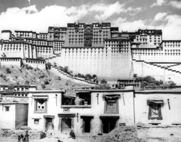 Anfang-des-20-Jahrhunderts-wird-Tibet-unter-die-Vorherrschaft-des-chinesischen-Kaisertums-gestellt-Erst-nach-dessen-Ende-kehrt-der-nach-Indien-geflohene-Dalai-Lama-zurueck-und-ruft-1913-die-Unabhaengigkeit-aus-die-China-jedoch-nie-anerkennt
