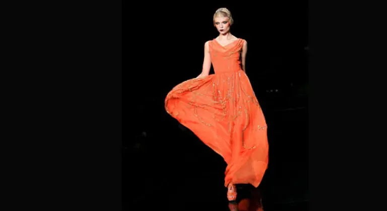 Fuer-den-Tag-kleidet-er-sie-in-noble-Kostueme-mit-Ballonroecken-und-sanften-Pfauenaugenmustern