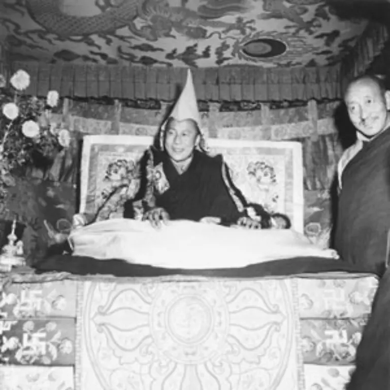 Nach-der-Machtuebernahme-durch-die-Kommunisten-1949-versucht-China-seinen-Anspruch-auf-Tibet-mit-Gewalt-durchzusetzen-Offiziell-wollen-die-Chinesen-das-tibetische-Volk-von-der-feudalen-Herrschaft-des-Dalai-Lamas-befreien
