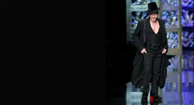 Astrachan-Pelze-oder-wehende-Paisley-Kleider-Der-Meister-selbst-zeigte-sich-natuerlich-auch-wieder-in-exquisit-exklusivem-Outfit