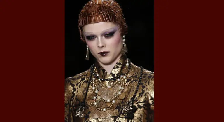 Abends-treten-sie-in-glaenzenden-Seidenkleidern-auf-in-Magenta-Violett-oder-Ocker-leuchtend-mit-feinen-Raffungen-und-Goldstickerei