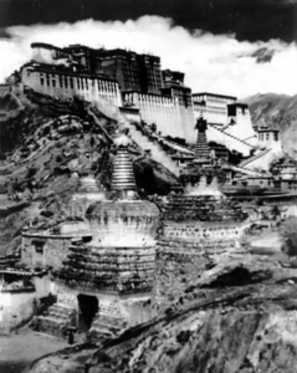 Das-1-2-Quadratkilometer-grosse-Kerngebiet-mit-der-Hauptstadt-Lhasa-wird-zum-Autonomen-Gebiet-Tibet-erklaert-und-ebenfalls-in-die-Verwaltungsstruktur-Chinas-eingegliedert