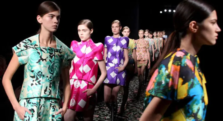 Balenciaga-bot-am-Vortag-mit-sanft-nach-oben-gerundeten-Drap-Roecken-aus-wie-Limoges-Porzellan-schimmernder-Seide