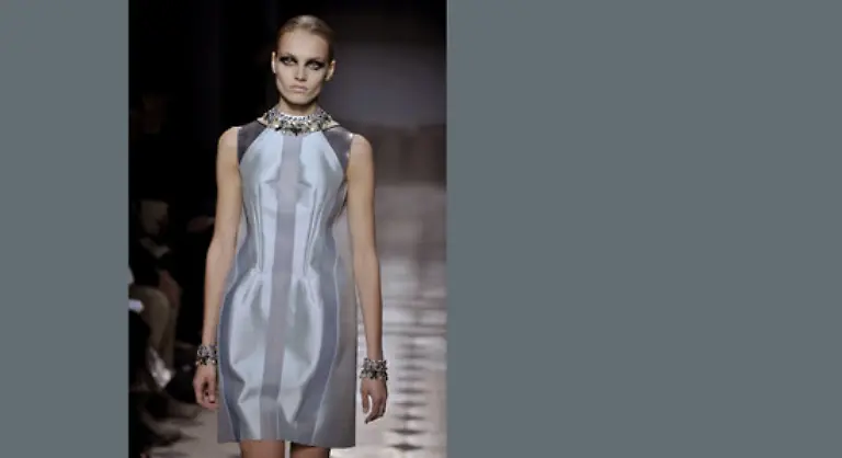 gerafften-Tuechern-als-Guertel-und-hautengen-Stretch-Oberteilen-puren-Pariser-Chic