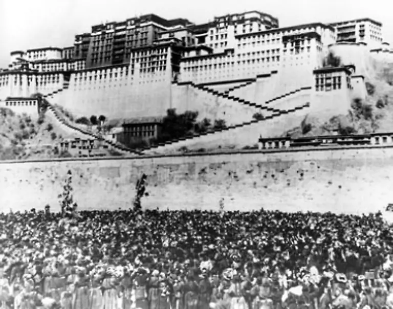 Geruechte-ueber-die-geplante-Entfuehrung-des-Dalai-Lama-nach-Peking-fuehren-1959-zu-einem-Volksaufstand