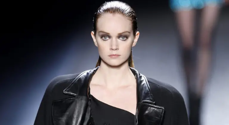 Mit-seiner-vorerst-letzten-Kollektion-fuer-das-Traditionshaus-uebertraf-sich-der-Belgier-Olivier-Theyskens-selbst-Aeusserst-praezise-auf-die-Figur-geschnittene-Jacken-mit-ausladenden-Schultern-weiche-schmale-Hosen