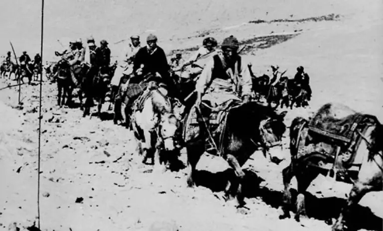 Der-Dalai-Lama-und-mit-ihm-tausende-Anhaenger-fliehen-auf-einem-beschwerlichen-Weg-ueber-die-Paesse-des-Himalaya