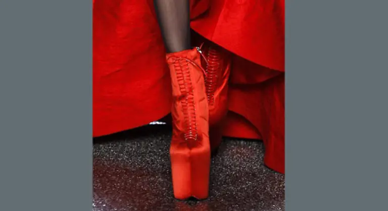 und-hohe-Plateau-Schuhe-liessen-die-Models-wie-wunderschoene-Ausserirdische-erscheinen