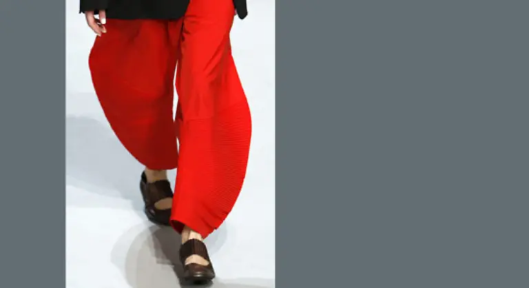 Statt-Koerperbetonung-gab-es-Ballonhosen-in-knallrot