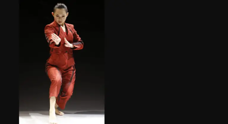 lockere-Anzuege-mit-Kontrastfutter