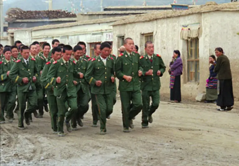Denn-die-Unterdrueckung-haelt-an-So-kommt-es-in-den-80er-Jahren-erneut-zu-Protesten-gegen-die-chinesischen-Besatzer-die-mit-Waffengewalt-niedergeschlagen-werden